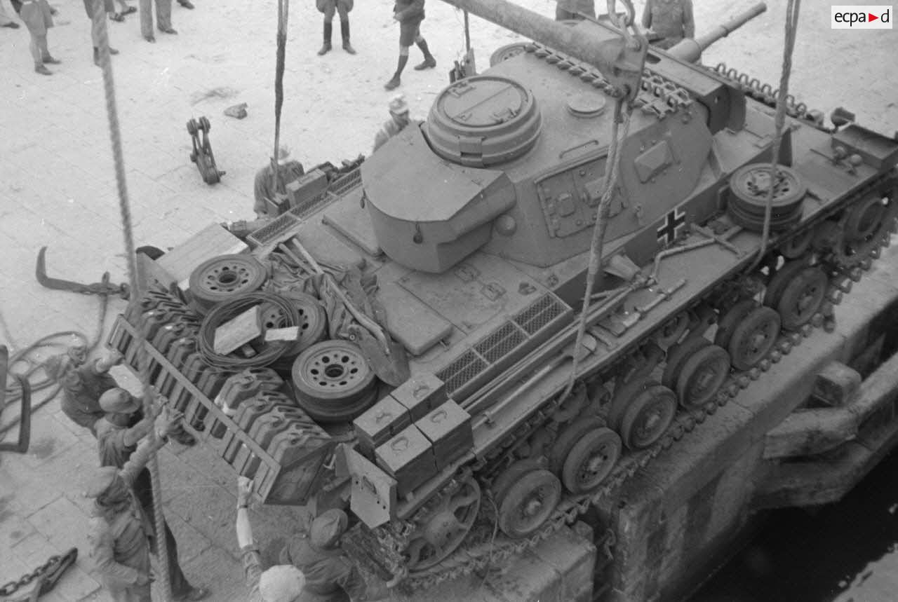 Pz.Kpfw. III Ausf.J (Fgst.Nr.68118) DAK Pz.Abt.190 {175}{a} unloading of a Pz.Kpfw.III Ausf.J tank in the port of Tripoli 1942.11.12.jpg